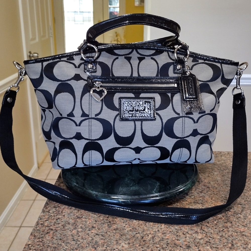 NWOT Coach Black signature Daisy Tote